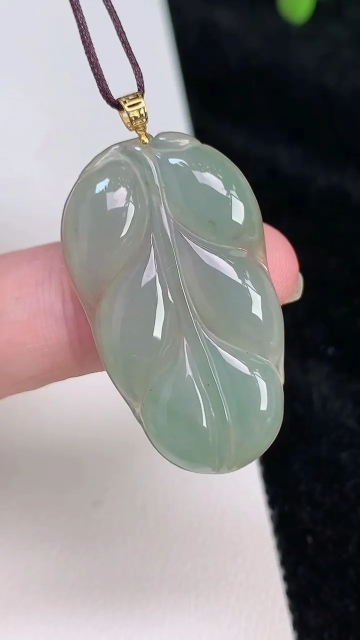 天然A货翡翠金枝玉叶 叶子吊坠，尺寸34-20.2-3.8，重量:4.93g
6月27日