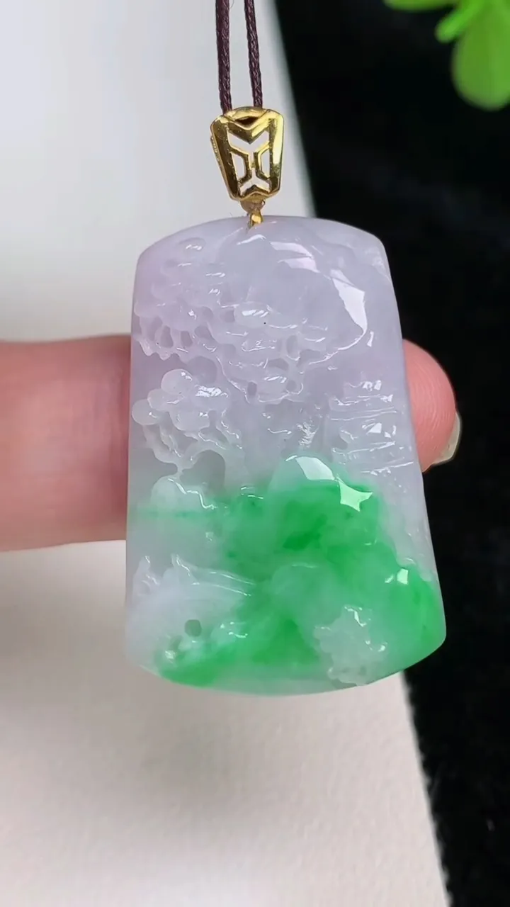天然A货翡翠山水牌吊坠，尺寸32-22-6.7，重量:10.50g
6月27日