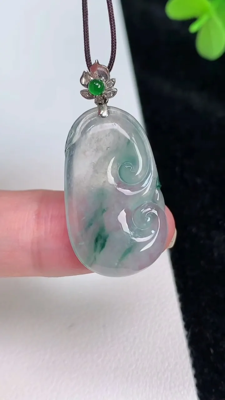 天然A货翡翠种飘花如意吊坠，尺寸28-16.7-4，重量:3.88g
6月27日