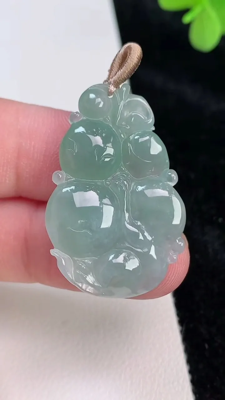 天然A货翡翠生肖猴吊坠，尺寸34.7-22.5-5.8，重量:6.61g
6月27日