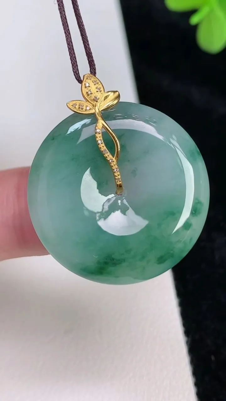 天然A货翡翠平安扣吊坠，尺寸27.4-5.7，重量:9.37g
6月27日