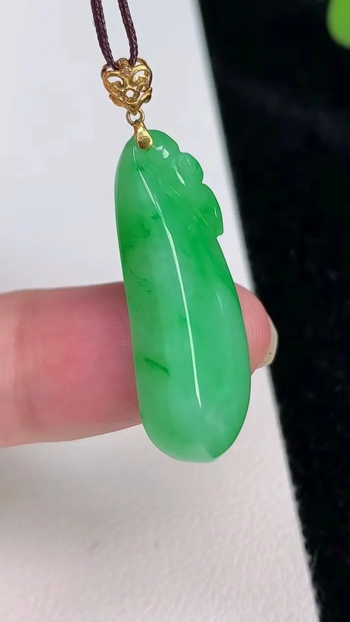 天然A货翡翠福瓜吊坠，尺寸30.2-10.8-6.8，重量:3.94g
6月27日