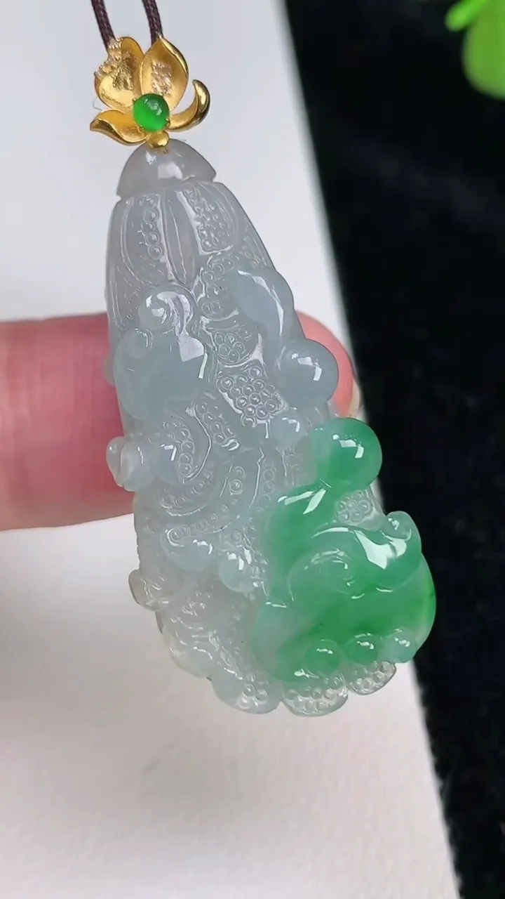 天然A货翡翠白菜吊坠，尺寸37-18-9，重量:9.32g
6月27日