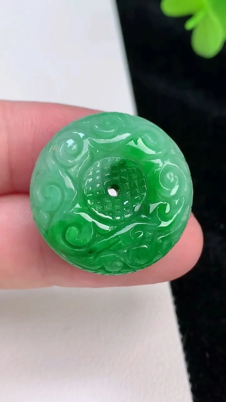 天然A货翡翠雕花平安扣吊坠，尺寸26.5-10，重量:14.09g
6月27日