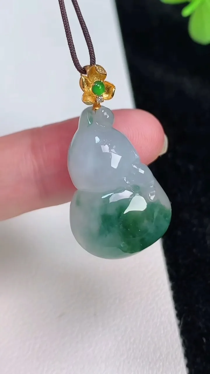 天然A货翡翠种飘花葫芦吊坠，尺寸25-17.5-12.2，重量:9.80g
6月27日
