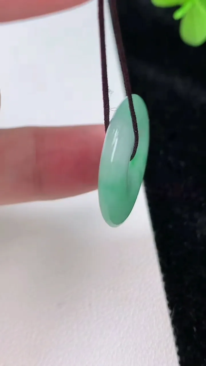 天然A货翡翠平安扣吊坠，尺寸23.2-4.11，重量:4.75g
6月27日