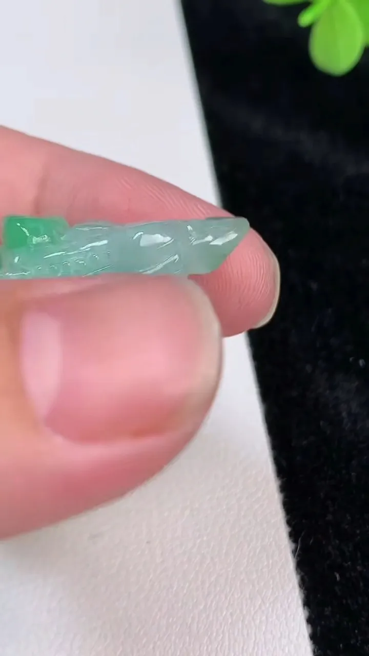 天然A货翡翠白菜吊坠，尺寸32.7-17.3-10，重量:7.52g
6月27日