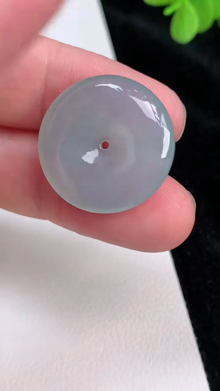 天然A货翡翠冰种平安扣吊坠，尺寸23-4.5，重量:5.01g
6月27日