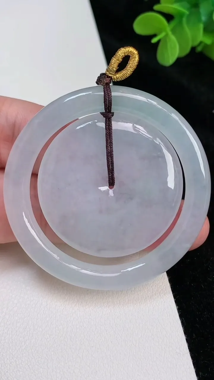天然A货翡翠飘花母子平安扣吊坠，尺寸54-5.3，重量:33.64g
6月27日