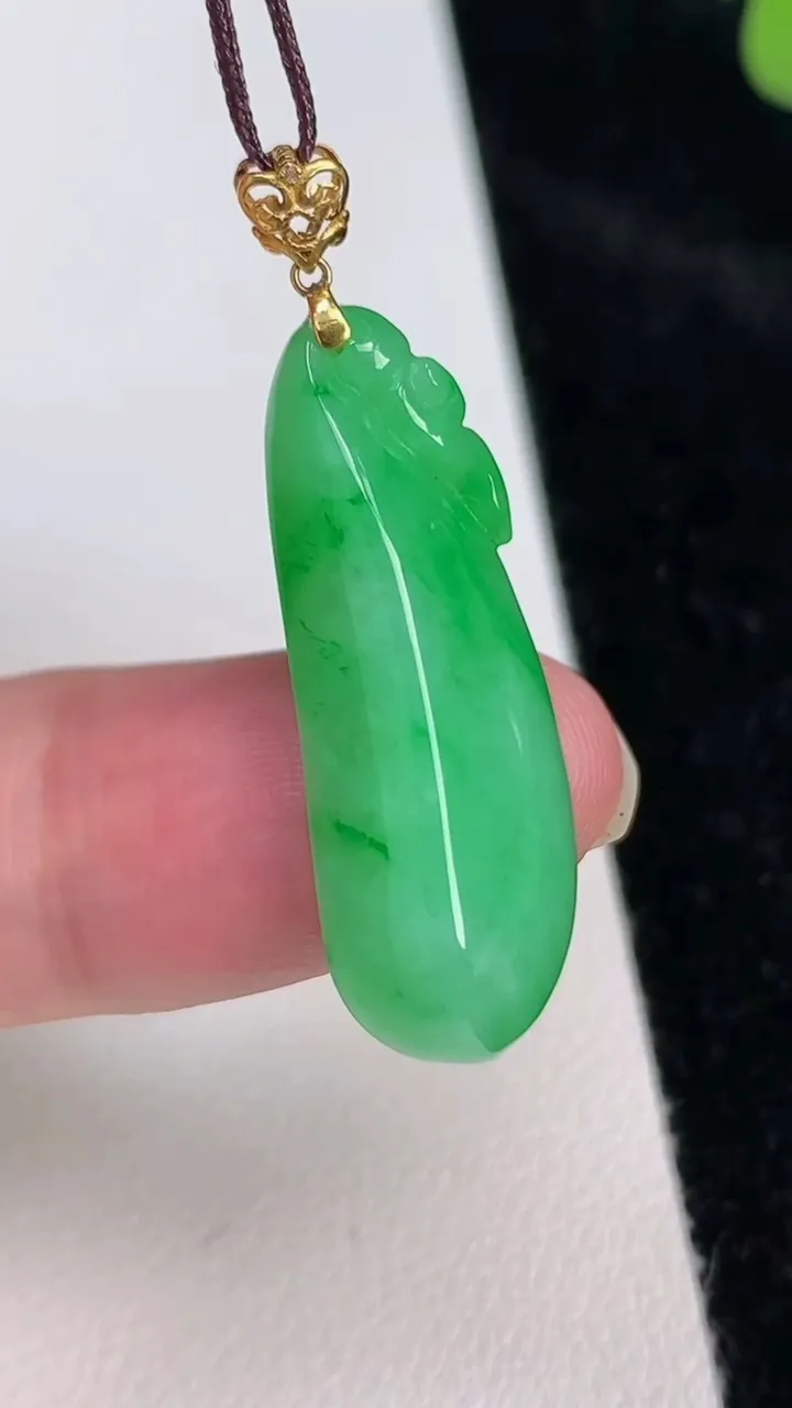 天然A货翡翠福瓜吊坠，尺寸30.2-10.8-6.8，重量:3.94g
6月27日