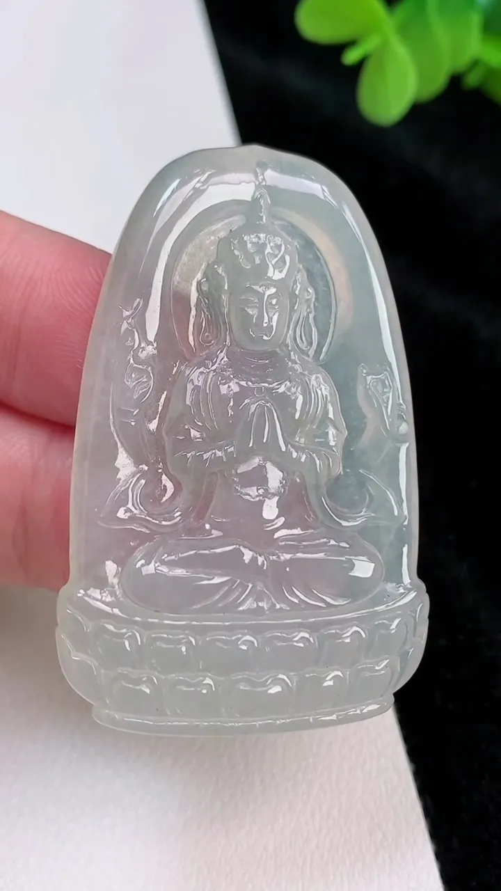 天然A货翡翠冰种飘花千手观音吊坠，尺寸50.2-32.8-3.7，重量:13.33g
6月28日