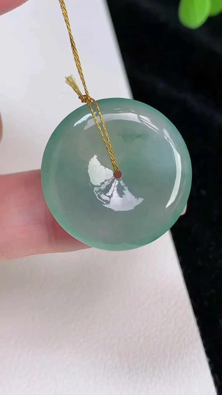 天然A货翡翠平安扣吊坠，尺寸25-4.6，重量:5.94g
6月28日