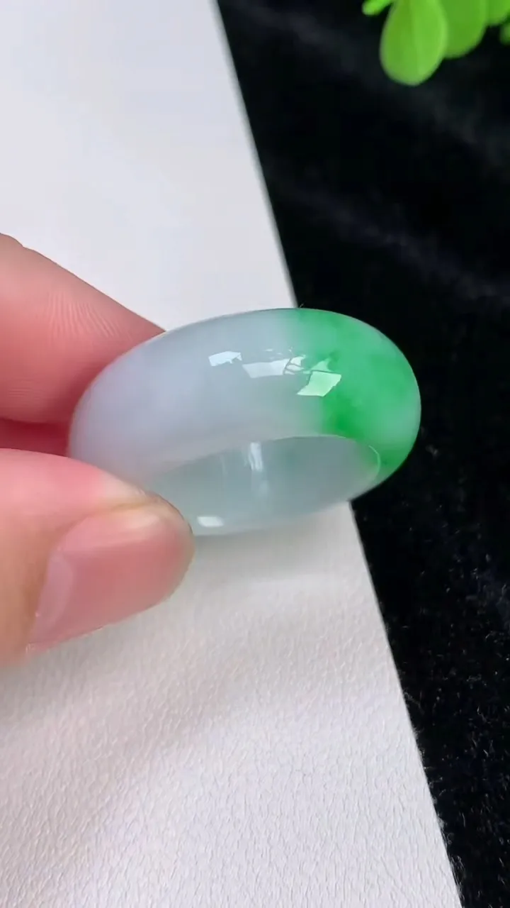 天然A货翡翠戒指指环，尺寸22-11.2-5.4，重量:15.16g2025年6月28日
工厂直销收藏佳品,种好水足，色泽均匀，有种有色，上手高大气！