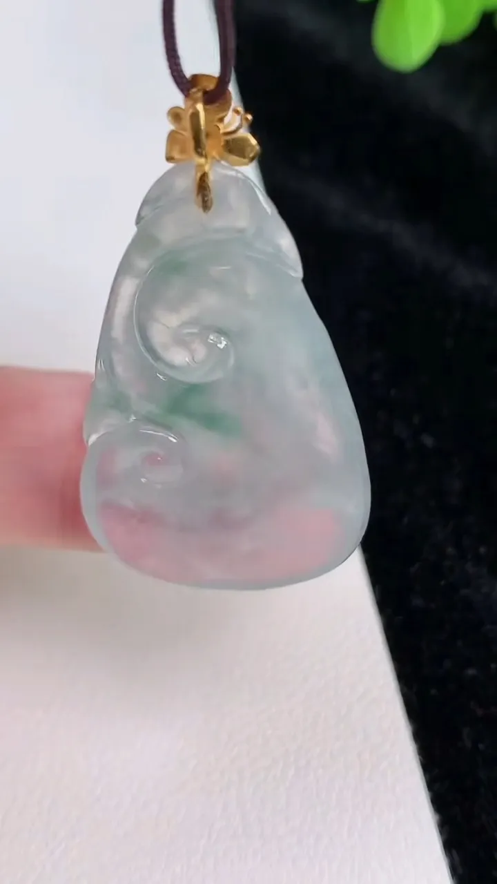 天然A货翡翠种飘花如意吊坠，尺寸38-22.6-4.6，重量:6.66g
6月28日