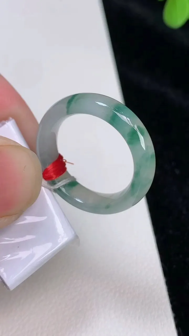 天然A货翡翠冰种飘花戒指指环，尺寸18-5.3-3.4，重量:5.26g2025年6月28日
工厂直