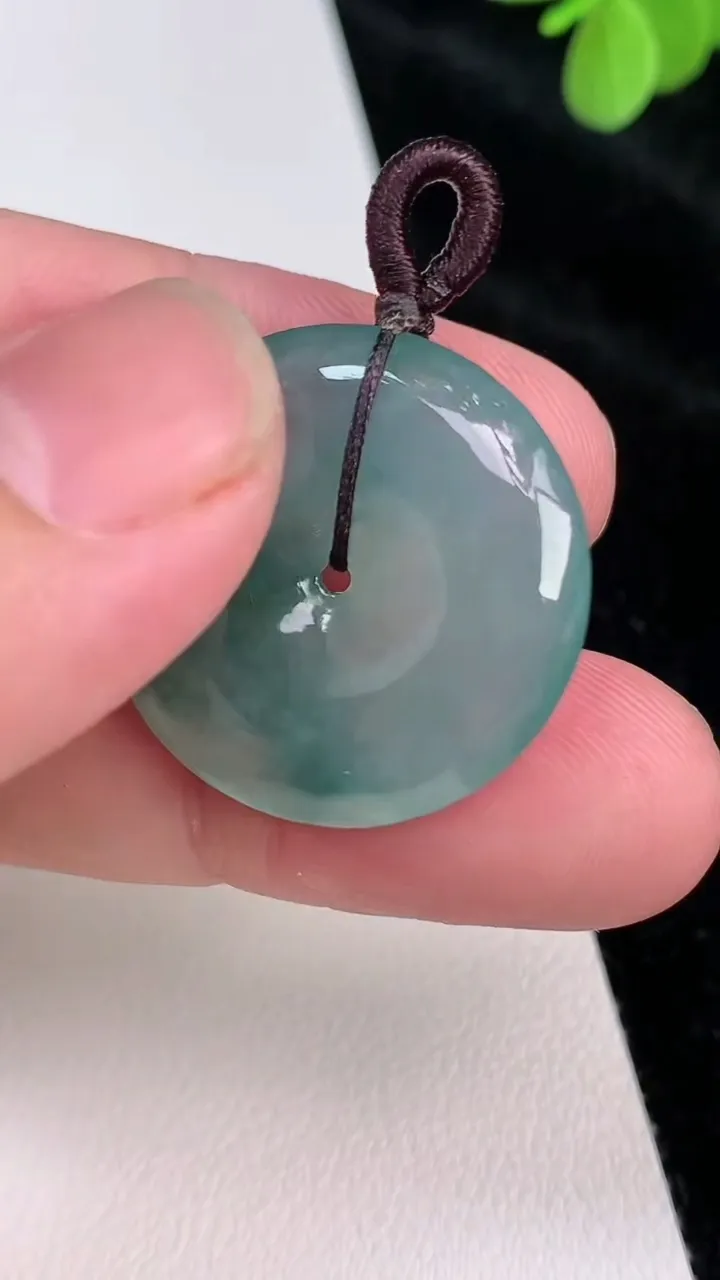 天然A货翡翠飘花平安扣吊坠，尺寸25.5-5.5，重量:7.19g
6月28日
