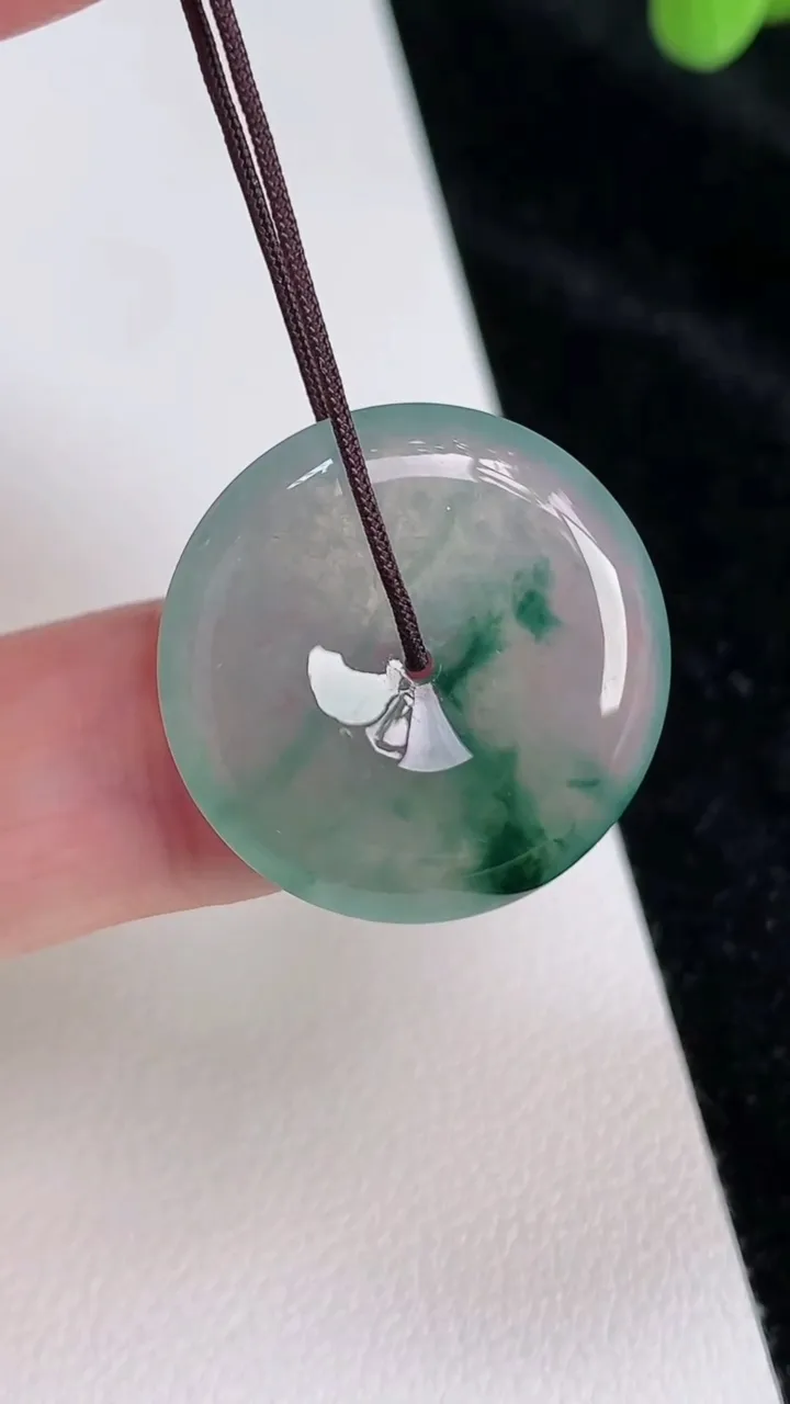 天然A货翡翠冰种飘花平安扣吊坠，尺寸22.8-4.8，重量:5.18g
6月28日