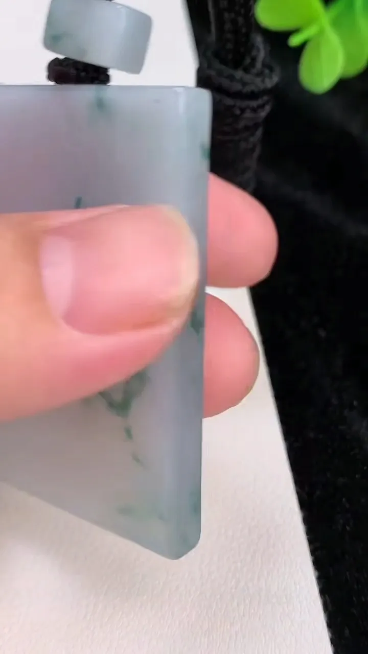 天然A货翡翠飘花仿古无事牌吊坠，尺寸51.7-33.7-5.8，重量:38.75g
6月28日