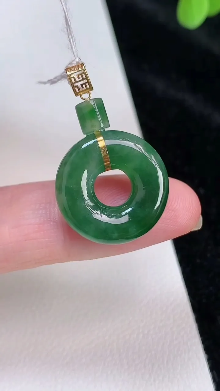 天然A货翡翠平安环吊坠，尺寸18.3-4.4，重量:3.33g
6月28日