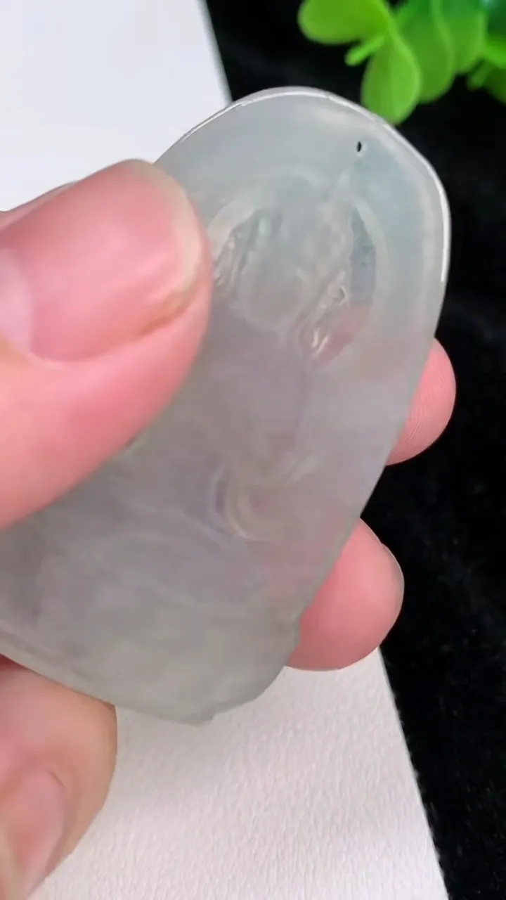 天然A货翡翠冰种飘花千手观音吊坠，尺寸50.2-32.8-3.7，重量:13.33g
6月28日