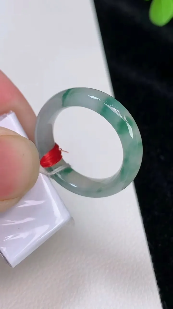 天然A货翡翠冰种飘花戒指指环，尺寸18-5.3-3.4，重量:5.26g2025年6月28日
工厂直销收藏佳品,种好水足，色泽均匀，有种有色，上手高大气！