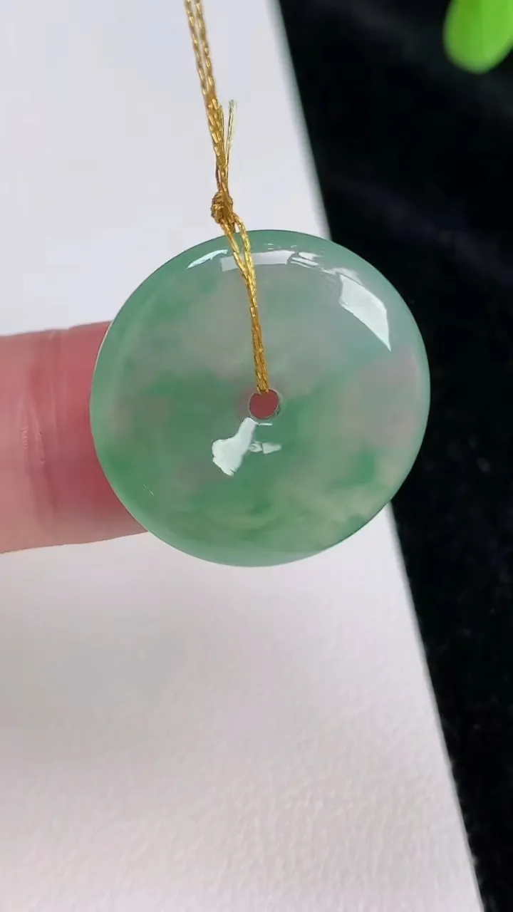 天然A货翡翠平安扣吊坠，尺寸21.7-4.3，重量:4.45g
6月28日