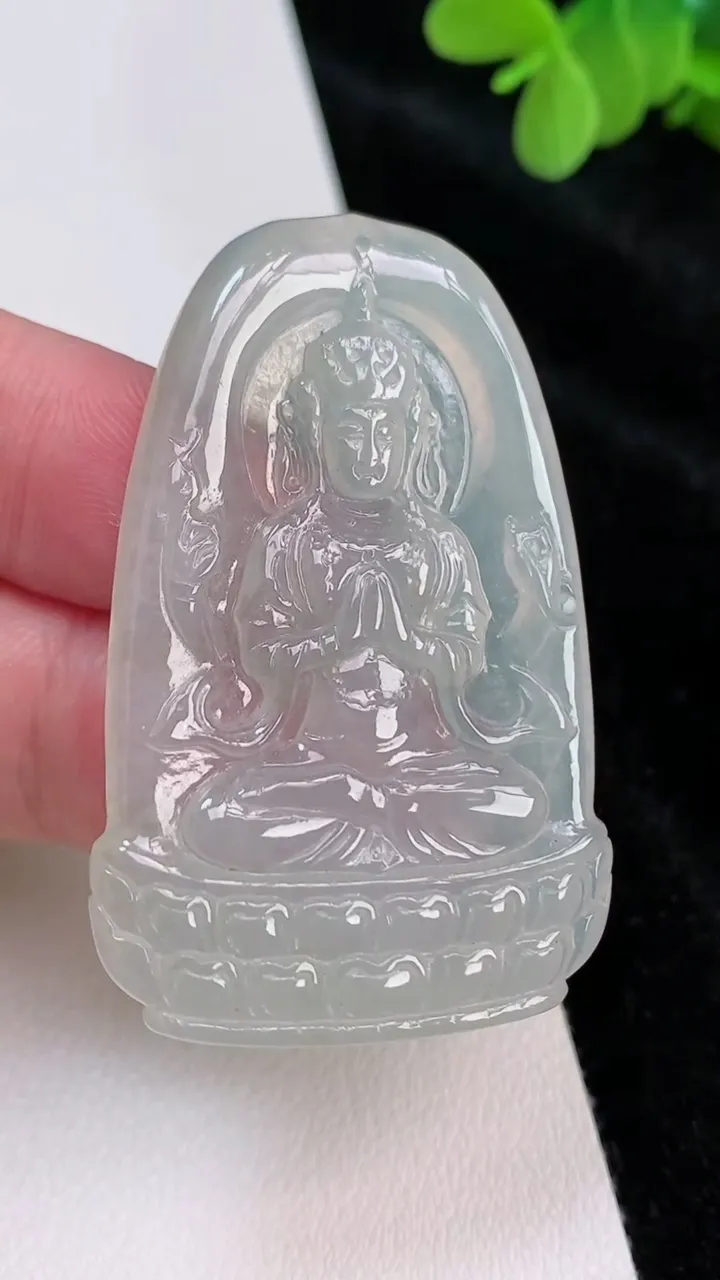 天然A货翡翠冰种飘花千手观音吊坠，尺寸50.2-32.8-3.7，重量:13.33g
6月28日