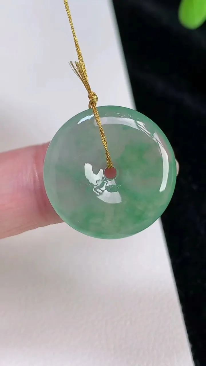 天然A货翡翠平安扣吊坠，尺寸21.7-4.3，重量:4.45g
6月28日