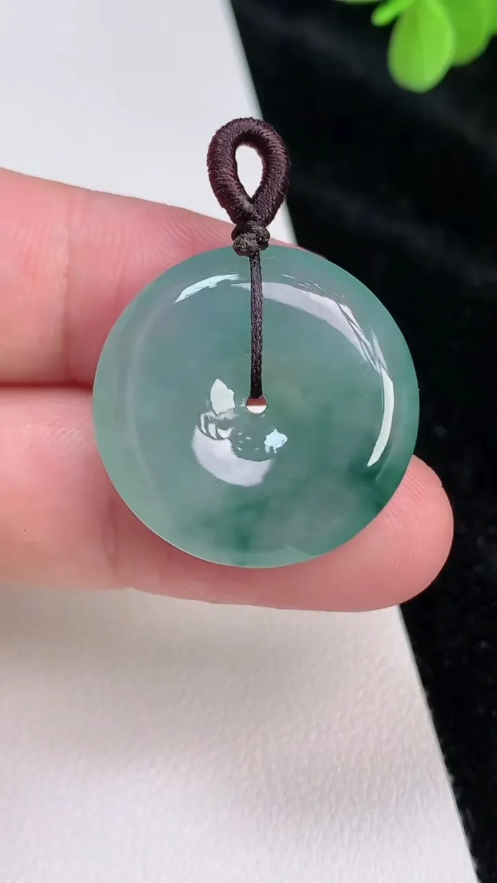 天然A货翡翠飘花平安扣吊坠，尺寸25.5-5.5，重量:7.19g
6月28日