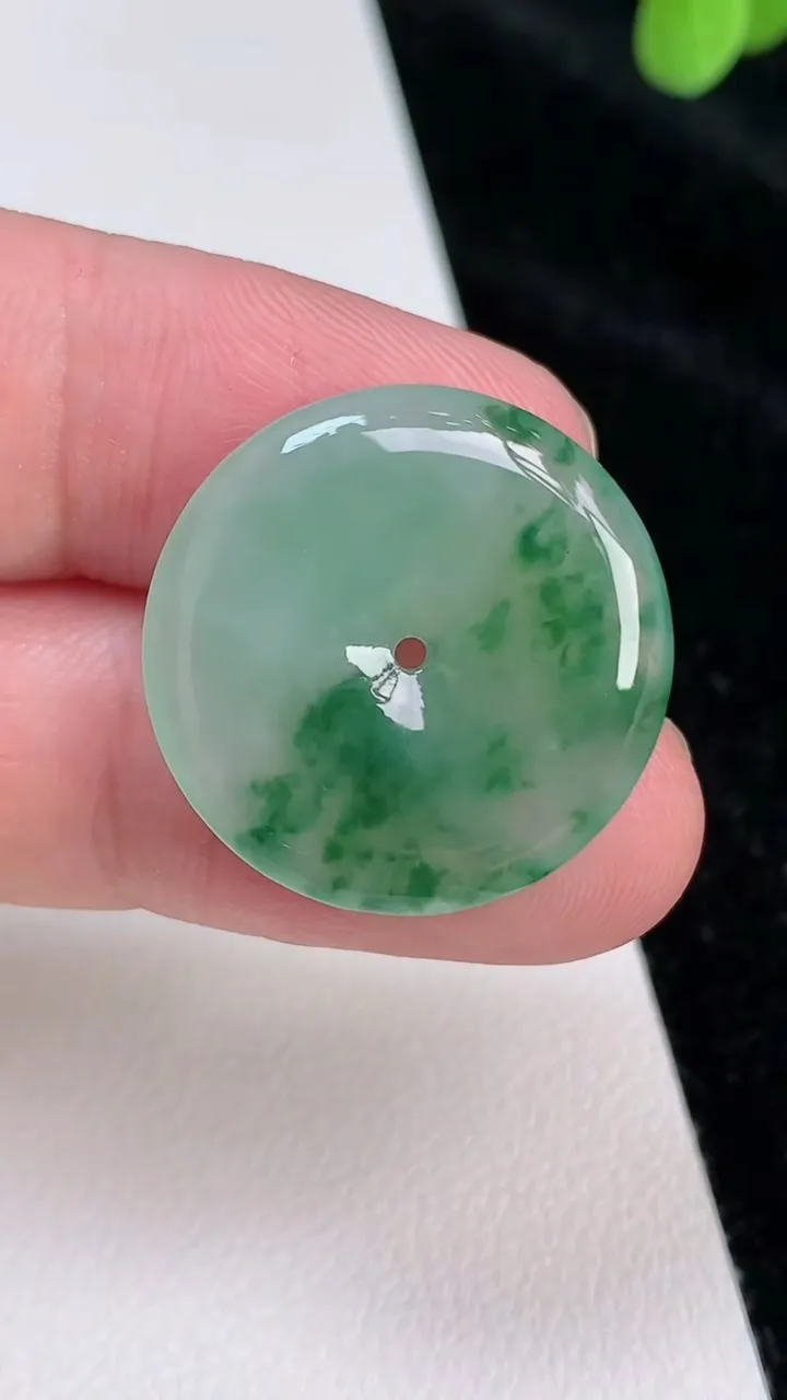 天然A货翡翠平安扣吊坠，尺寸23.7-3.7，重量:4.59g
6月28日
