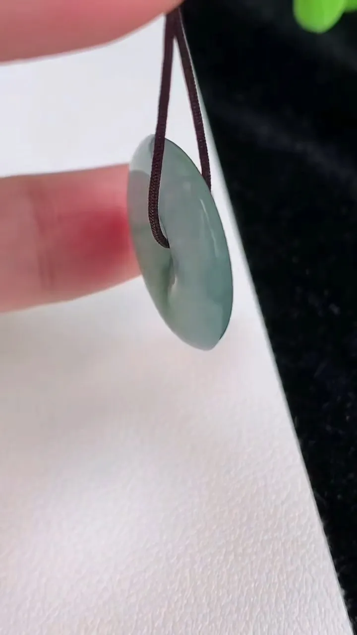 天然A货翡翠冰种飘花平安扣吊坠，尺寸22.8-4.8，重量:5.18g
6月28日