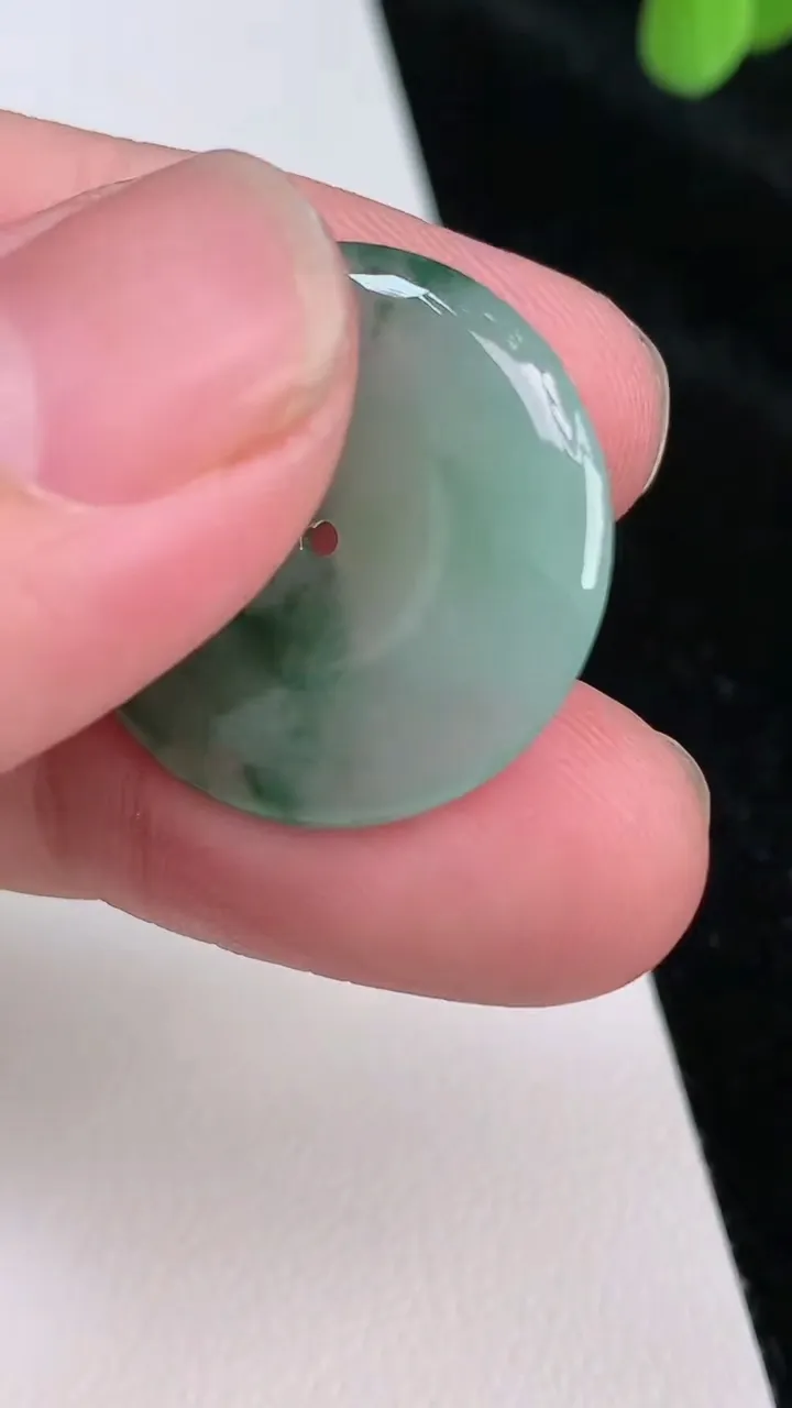 天然A货翡翠平安扣吊坠，尺寸23.7-3.7，重量:4.59g
6月28日