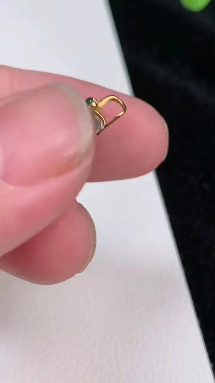 天然A货翡翠种飘花福瓜吊坠，尺寸27.7-12.2-6.3，重量:3.73g
6月28日