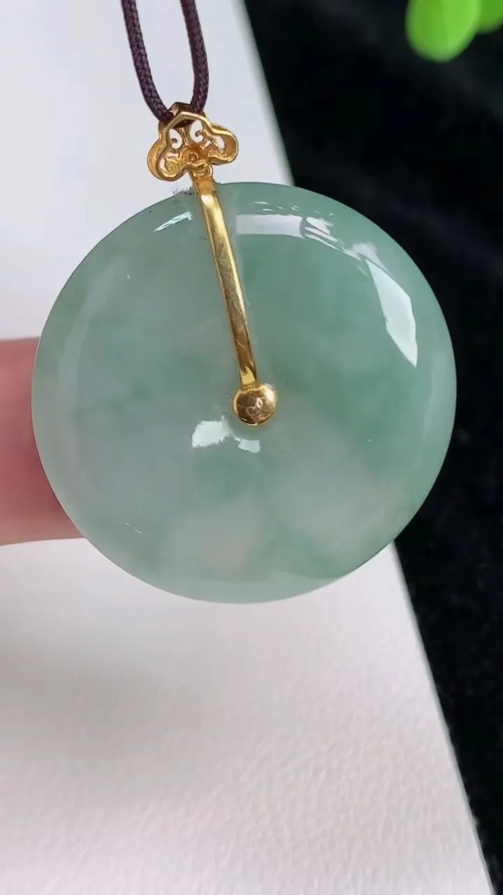天然A货翡翠平安扣吊坠，尺寸27.7-5.4，重量:8.93g
6月28日