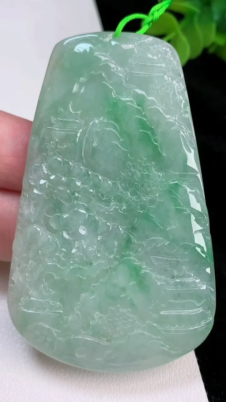 天然A货翡翠山水牌吊坠，尺寸76.2-47-5，重量:43.93g
6月28日