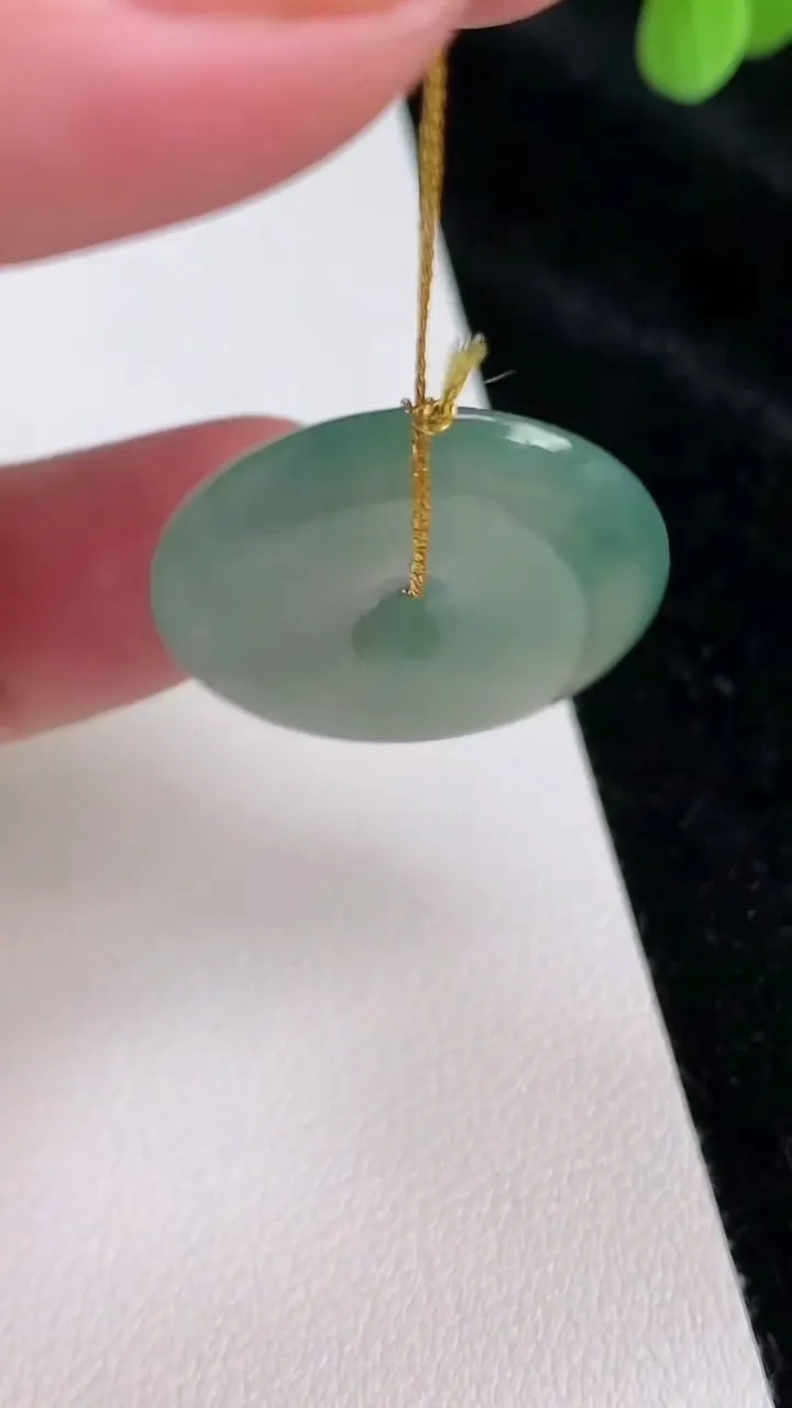 天然A货翡翠平安扣吊坠，尺寸25-4.6，重量:5.94g
6月28日