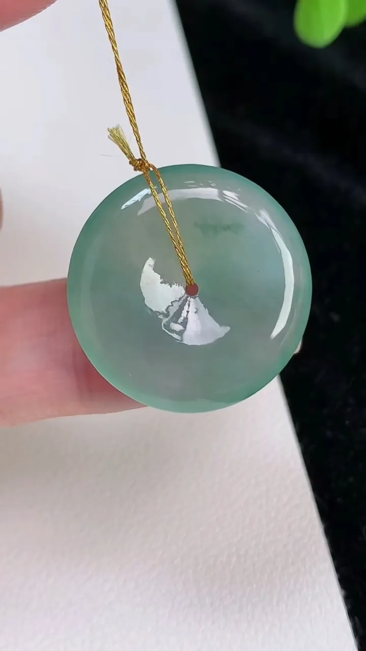 天然A货翡翠平安扣吊坠，尺寸25-4.6，重量:5.94g
6月28日