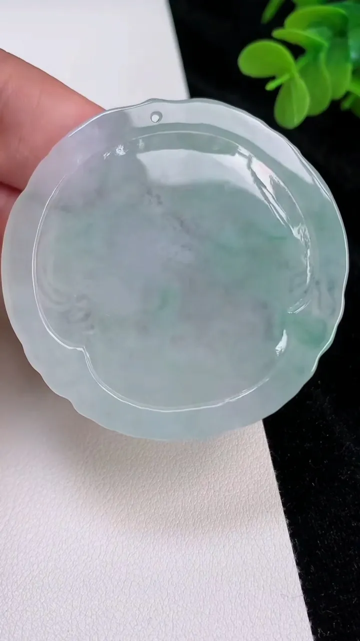 天然A货翡翠生肖马吊坠，尺寸51.8-52.8-5.5，重量:27.94g
6月28日