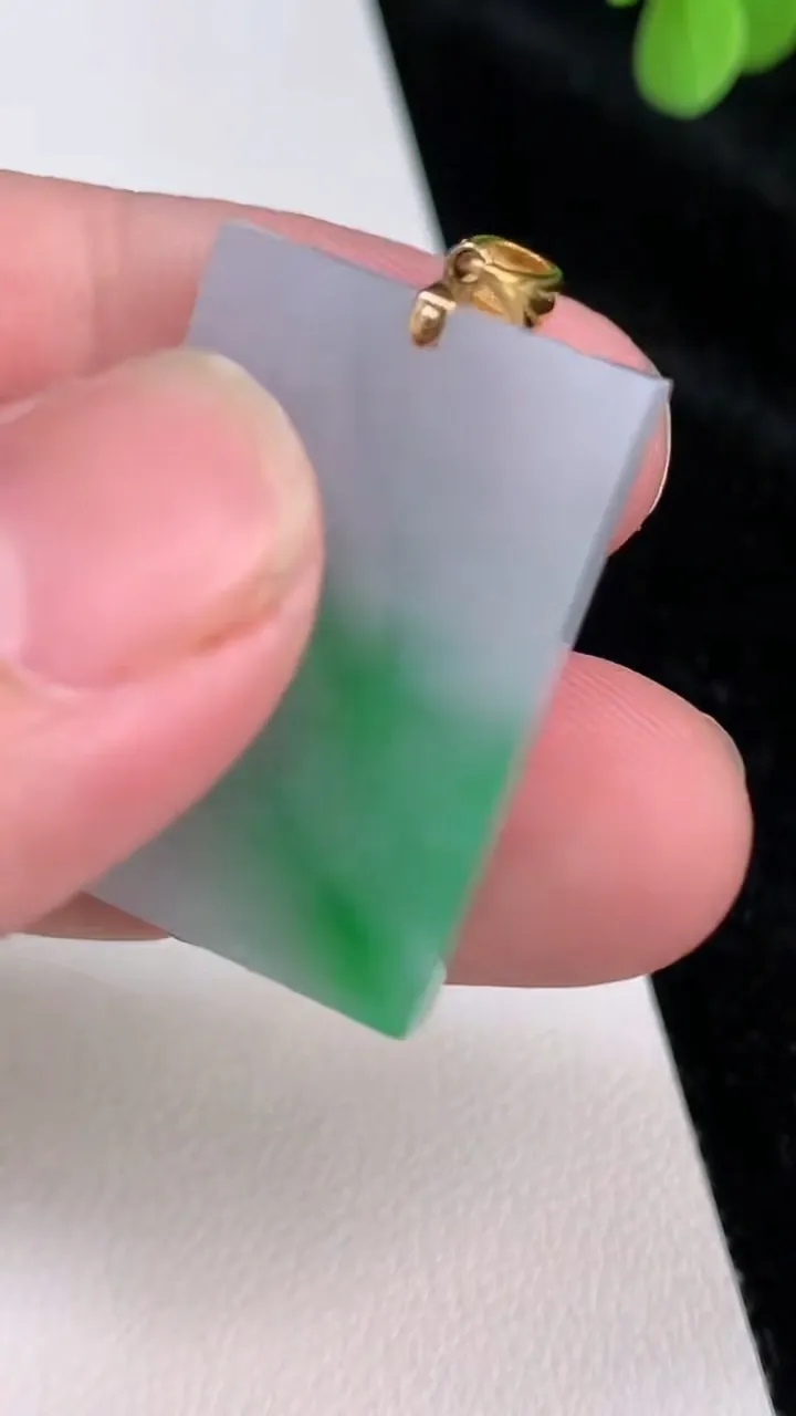 天然A货翡翠无事牌吊坠，尺寸28.8-19-4，重量:8.00g
6月28日