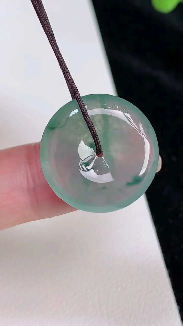 天然A货翡翠冰种飘花平安扣吊坠，尺寸20.7-4.8，重量:4.26g
6月28日