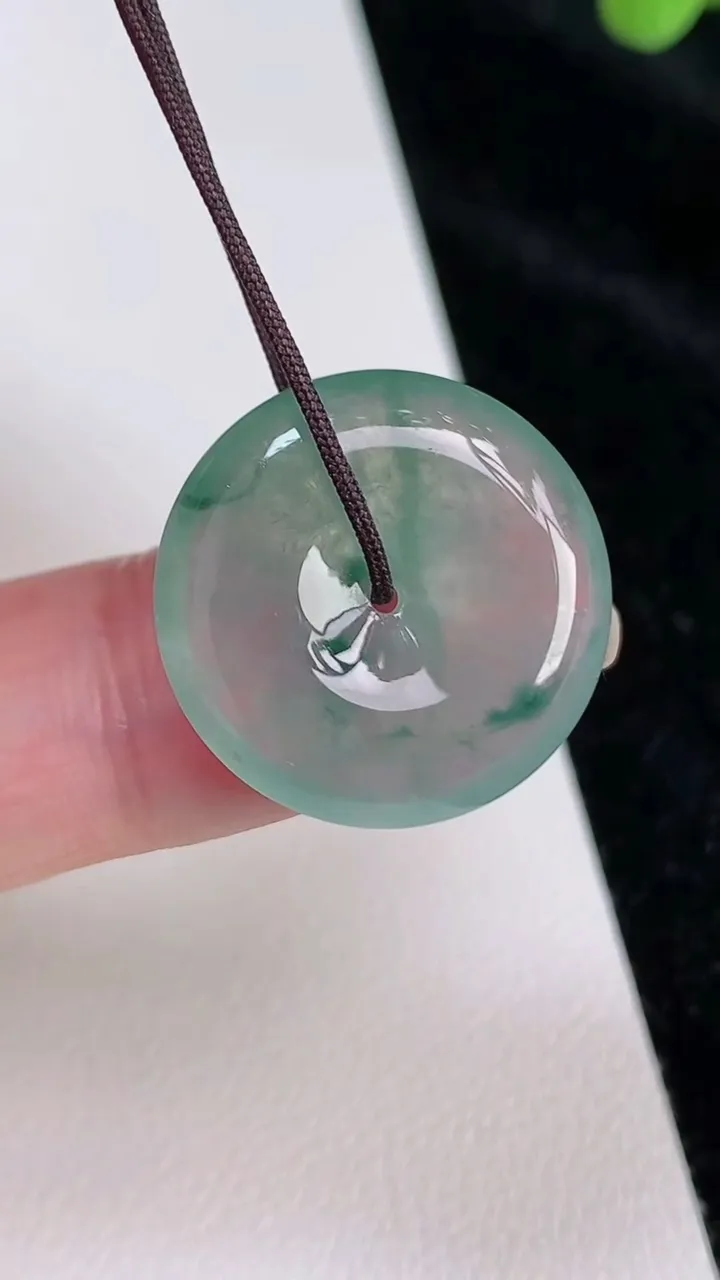 天然A货翡翠冰种飘花平安扣吊坠，尺寸20.7-4.8，重量:4.26g
6月28日