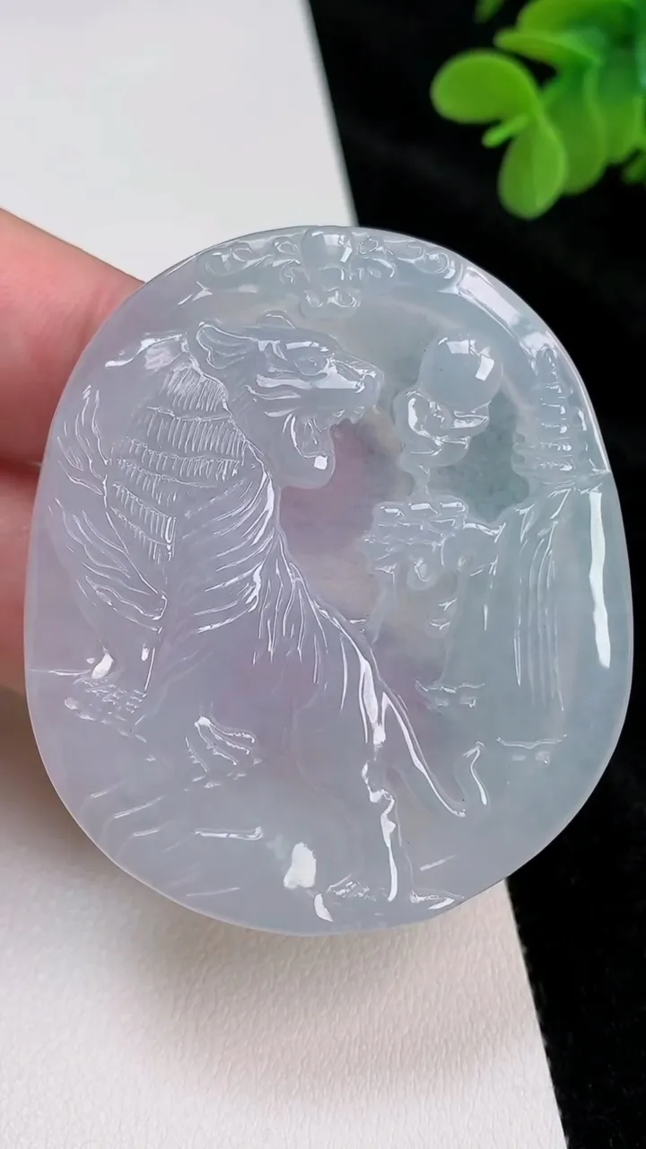 天然A货翡翠紫罗兰生肖虎吊坠，尺寸54-47-4.3，重量:26.67g
6月28日