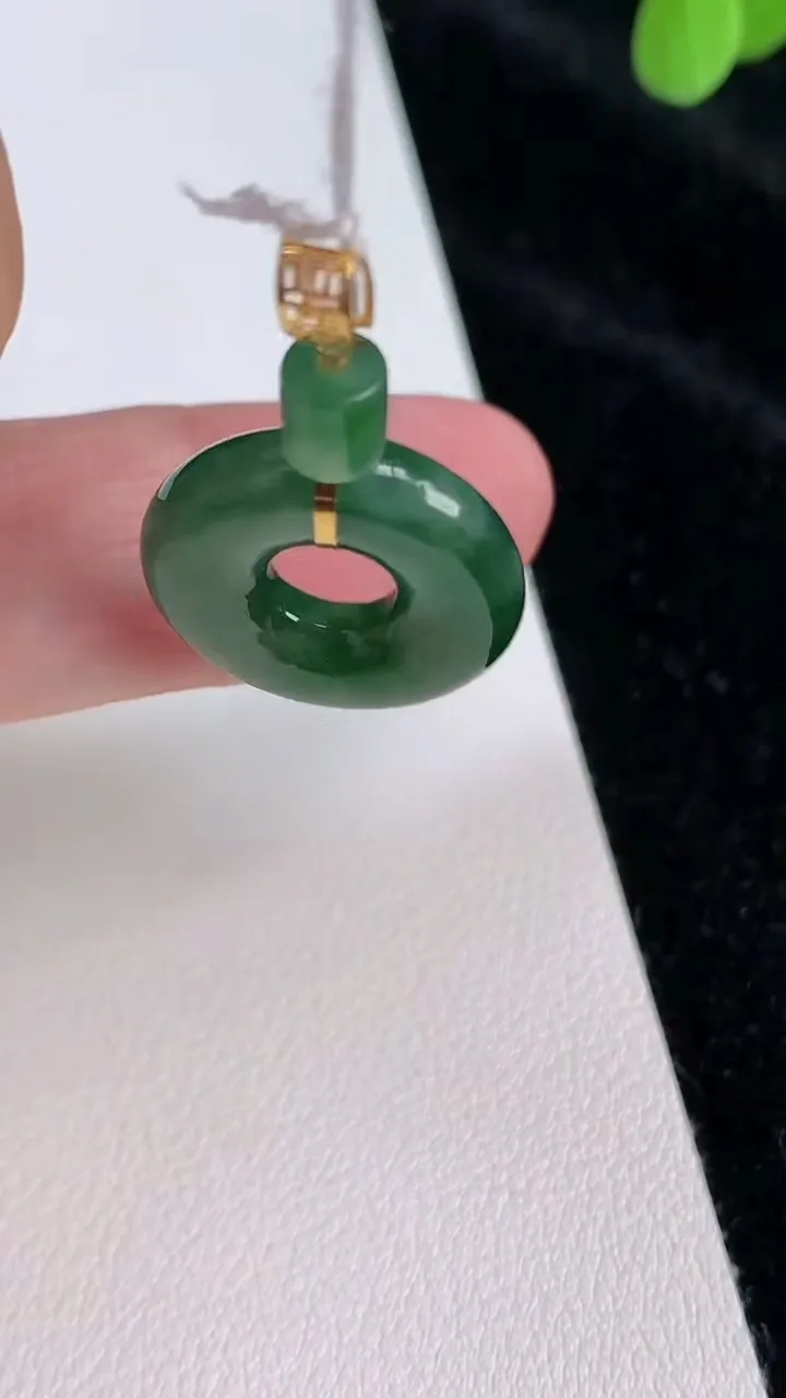 天然A货翡翠平安环吊坠，尺寸18.3-4.4，重量:3.33g
6月28日