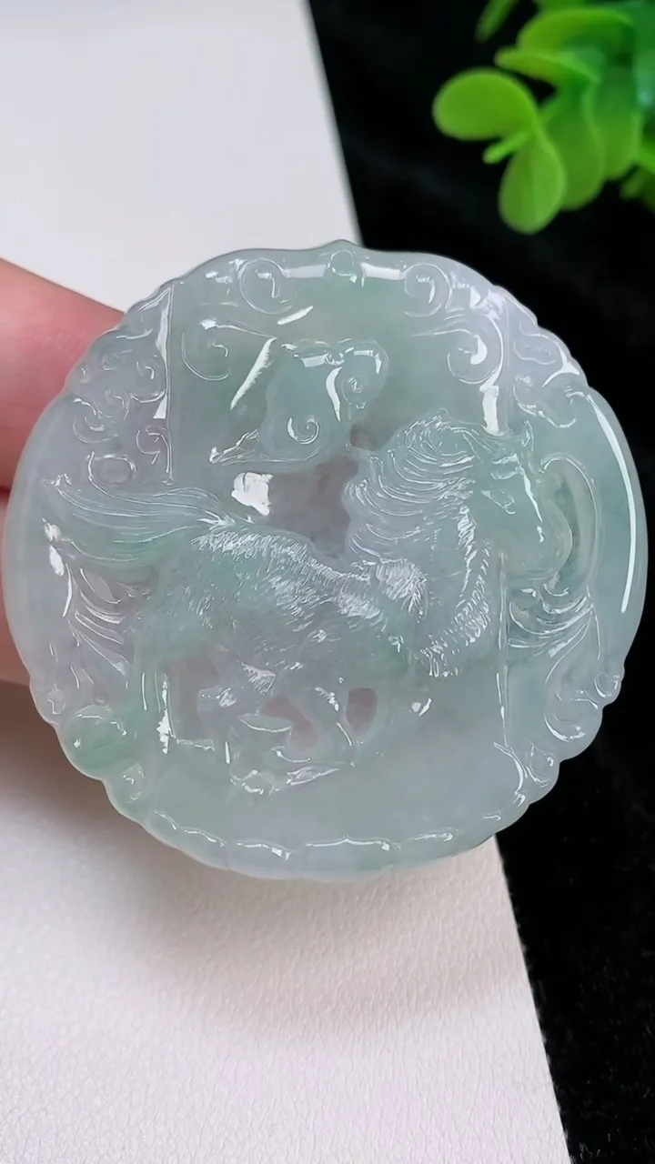 天然A货翡翠生肖马吊坠，尺寸51.8-52.8-5.5，重量:27.94g
6月28日