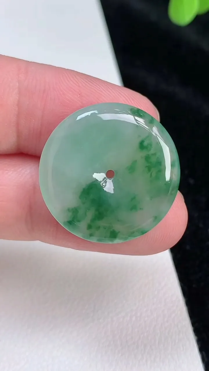 天然A货翡翠平安扣吊坠，尺寸23.7-3.7，重量:4.59g
6月28日