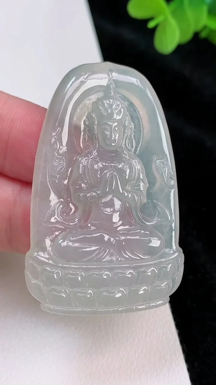 天然A货翡翠冰种飘花千手观音吊坠，尺寸50.2-32.8-3.7，重量:13.33g
6月28日
