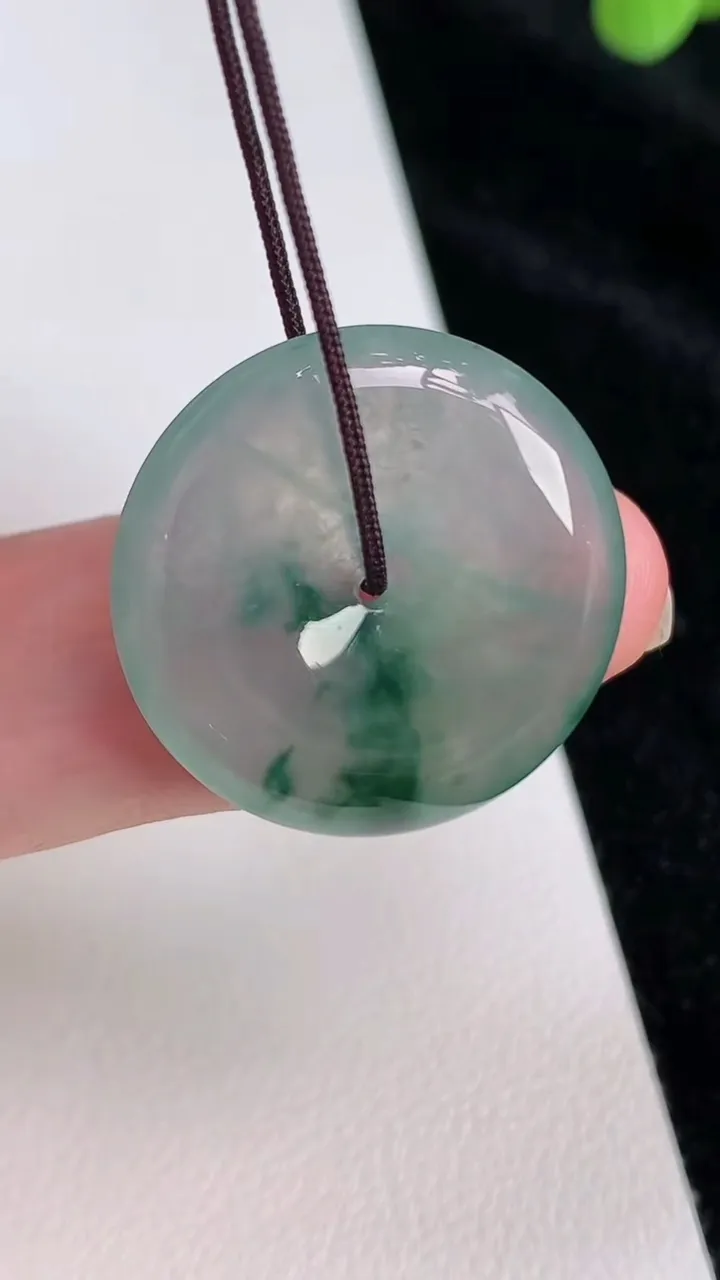 天然A货翡翠冰种飘花平安扣吊坠，尺寸22.8-4.8，重量:5.18g
6月28日