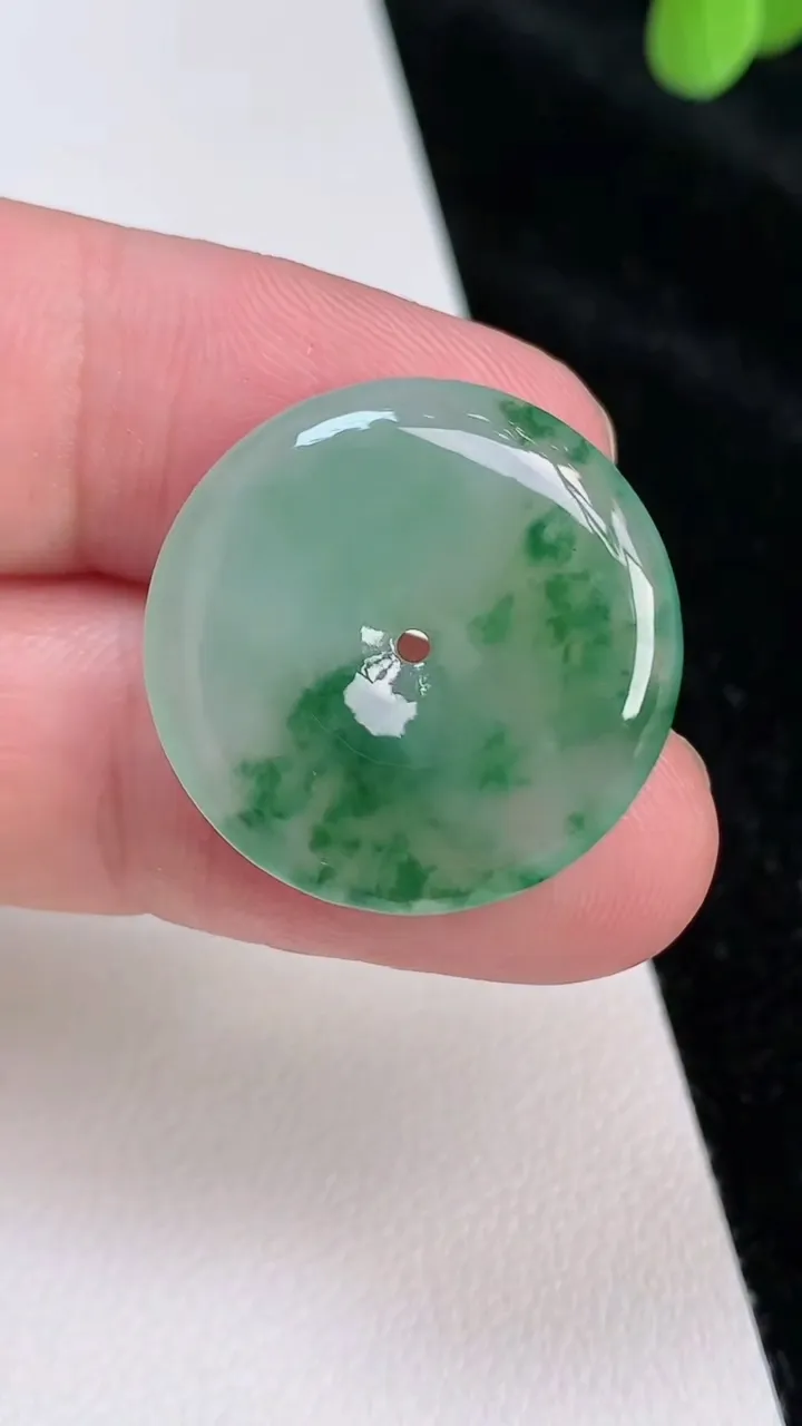 天然A货翡翠平安扣吊坠，尺寸23.7-3.7，重量:4.59g
6月28日