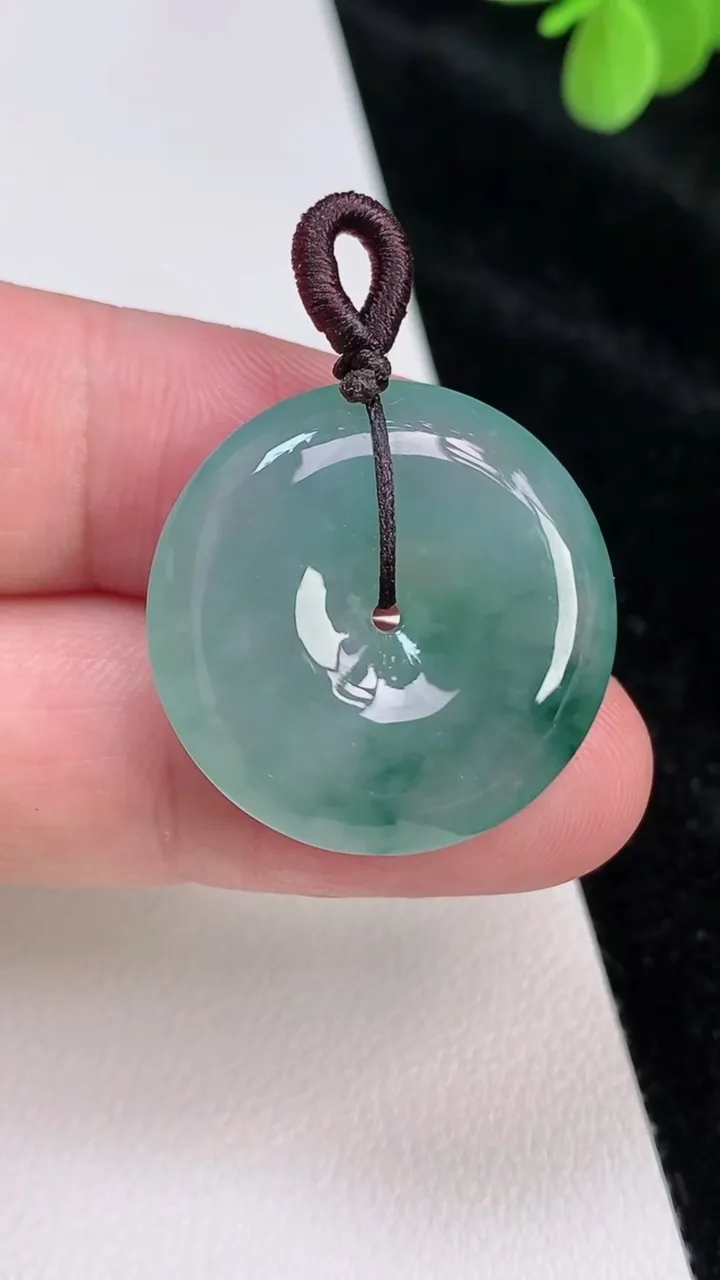 天然A货翡翠飘花平安扣吊坠，尺寸25.5-5.5，重量:7.19g
6月28日