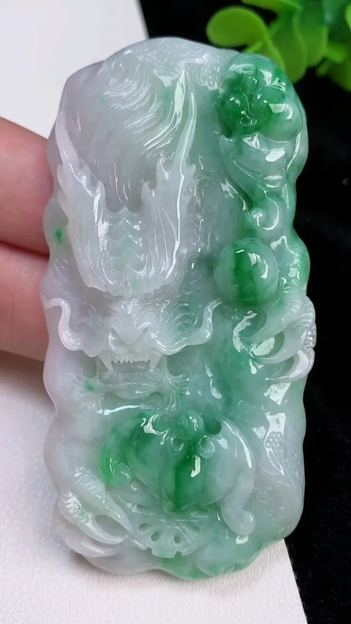 天然A货翡翠龙牌吊坠，尺寸81.4-40.3-11，重量:74.51g
6月28日